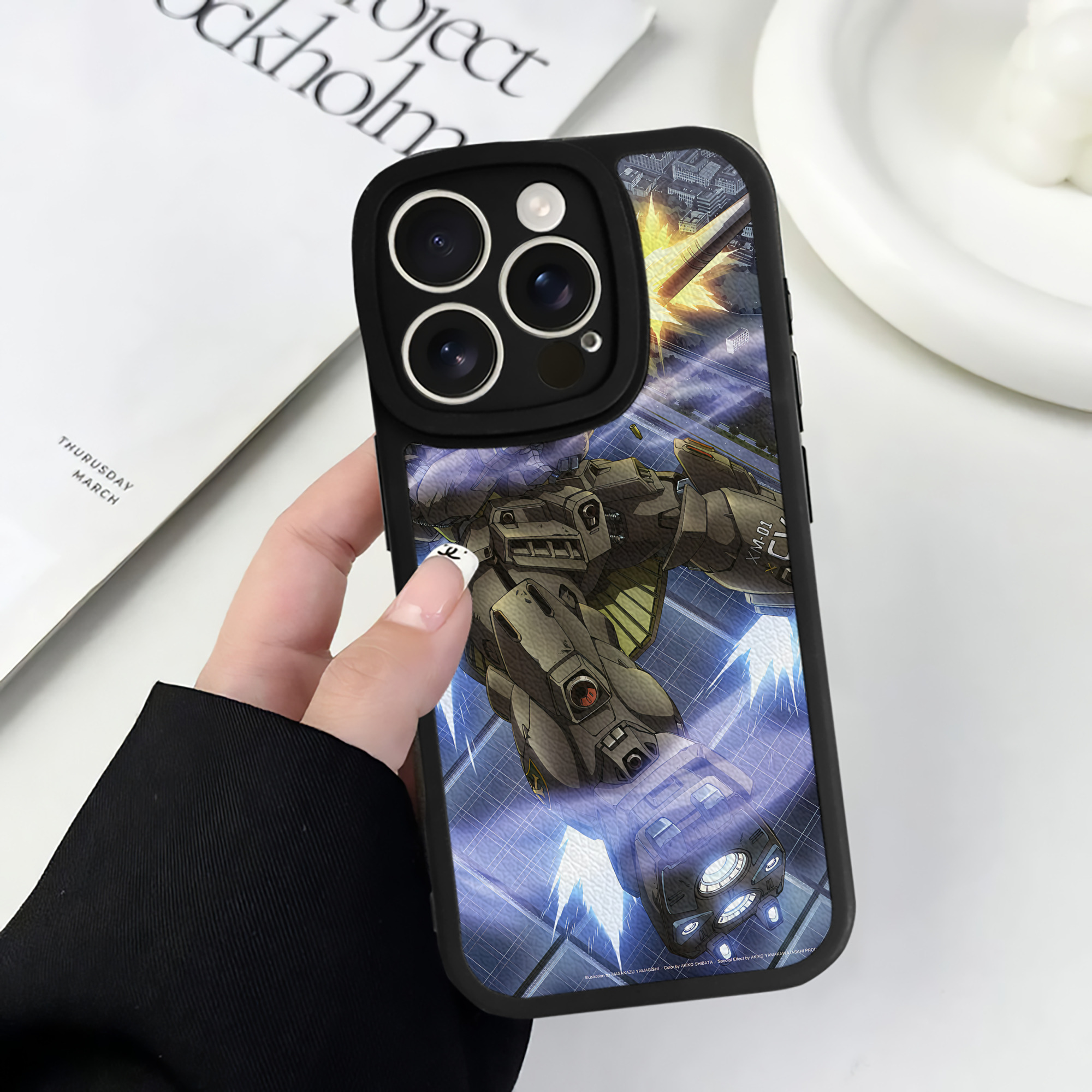 （画像用） 機動戦士ガンダム Mobile Suit Gundam 【iPhone 16シリーズ対応】シリコンスマホケース（レザー調） 材質：シリコン